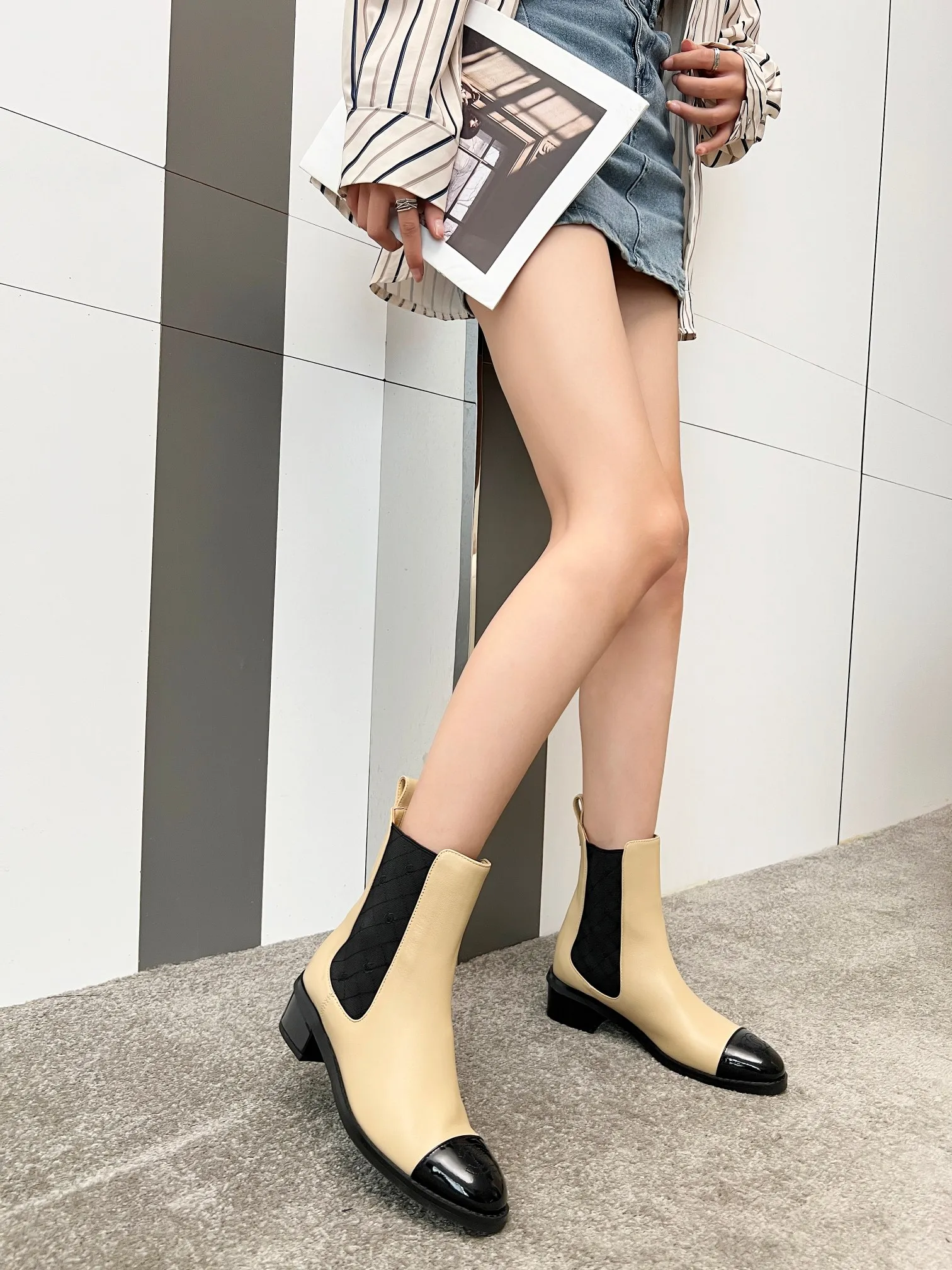👟👟Ex-factory price 580👟👟 2025CHANEL These Chanel boots are amazing✨ Classic color matching, with a sense of high-end, the details of the toe are exquisite, and the fashion is instantly full when you put them on~ The different colors are easy to spot, and you can wear them with skirts and trousers to create a unique grandma style. Whose fashion DNA has touched it, I won’t tell you👀 Own it and you will want to carry the wind with you when you walk. These are fashionable and essential boots 👢 Fabric: cowhide Lining: sheepskin Color: black white apricot Heel height: about 4cm Tube height: 6 inches Size: 5-40 (41 customized)